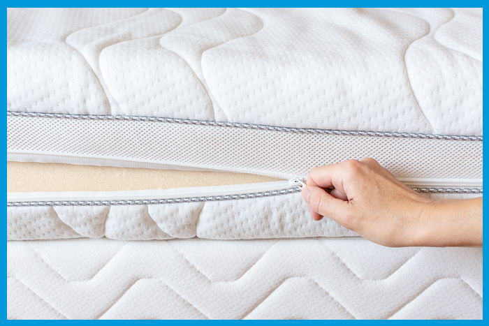 Housse anti-punaises de lit enveloppant un matelas