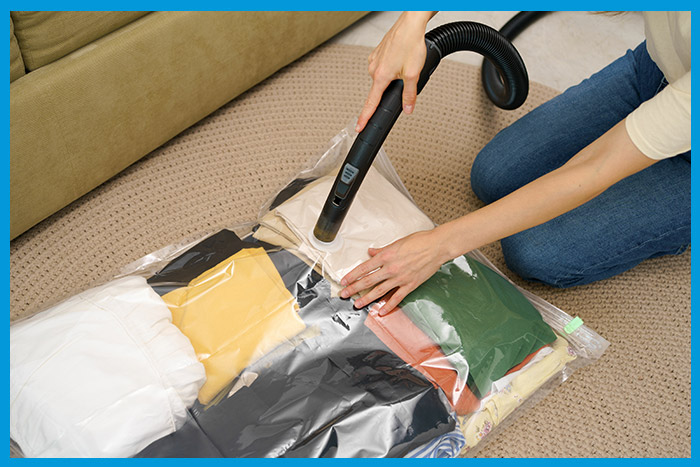 Femme rangeant des affaires dans un sac hermétique