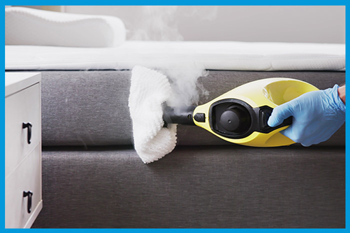 Aspirateur vapeur en train de nettoyer un matelas