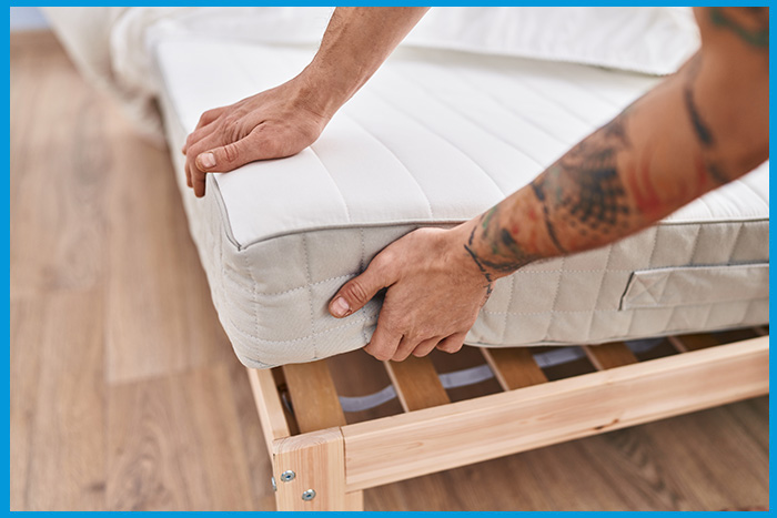 Inspection de la literie pour détecter des punaises de lit