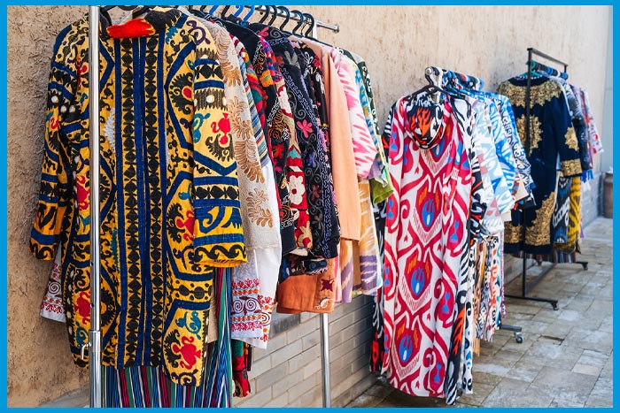 Infestation de punaises de lit sur des vêtements dans un marché de seconde main