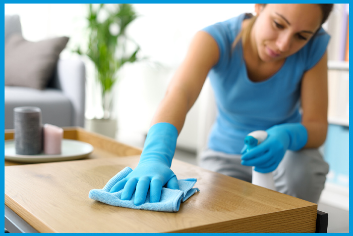 Femme faisant le ménage pour préparer sa maison à un traitement professionnel