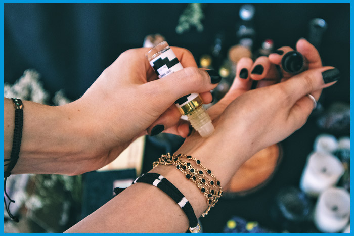 Application d'huile essentielle de menthe poivrée pour éloigner les punaises de lit