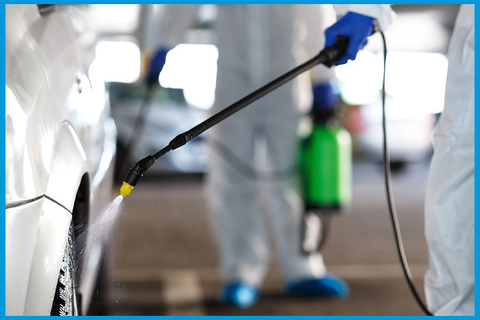 Désinsectisation chimique en cours dans une voiture pour éradiquer les nuisibles